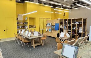 Художественная лофт-студия с большим столом