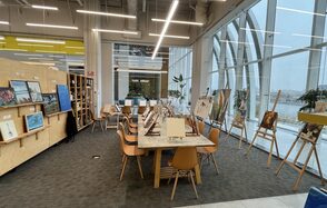 Художественная лофт-студия с большим столом