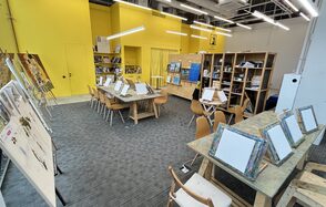 Художественная лофт-студия с большим столом