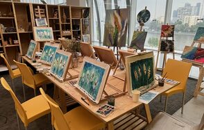 Художественная лофт-студия с большим столом