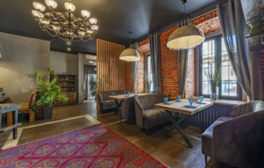 Мтеби. Банкетный зал с кирпичными стенами