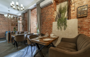 Мтеби. Банкетный зал с кирпичными стенами