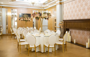 Татев. Белый банкетный зал с золотом в дизайне