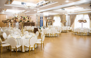 Татев. Белый банкетный зал с золотом в дизайне