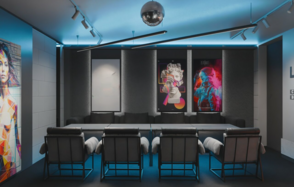 Стильный лофт с камином с верандой на крыше