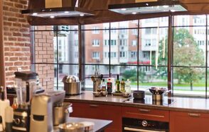 Лофт с кухней, панорамными окнами и верандой