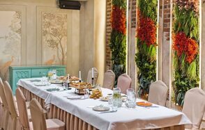 Лофт с кухней, панорамными окнами и верандой