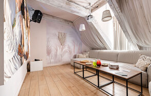 Светлый лофт-зал с проектором