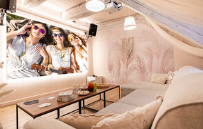 Светлый лофт-зал с проектором