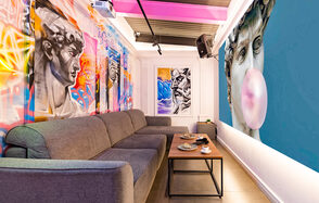 Яркий лофт-зал с граффити 