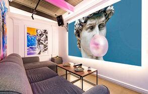 Яркий лофт-зал с граффити 