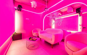 Стильный лофт-зал в розовом цвете