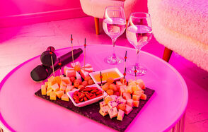 Стильный лофт-зал в розовом цвете