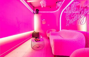 Стильный лофт-зал в розовом цвете