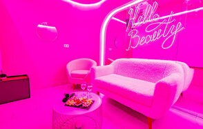 Стильный лофт-зал в розовом цвете