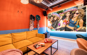 Яркий лофт-зал в мексиканском стиле