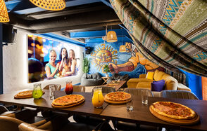 Лофт-зал с ярким дизайном