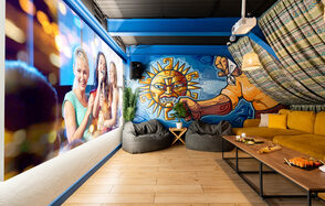 Лофт-зал с ярким дизайном