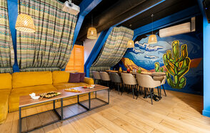 Лофт-зал с ярким дизайном