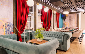 Светлый и стильный лофт-зал