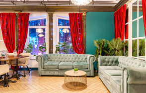 Светлый и стильный лофт-зал