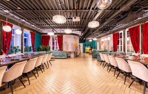 Светлый и стильный лофт-зал