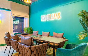 Лофт-зал с неоновой вывеской