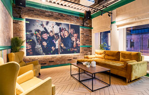 Лофт-зал с неоновой вывеской