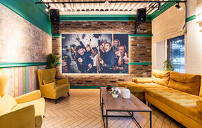 Лофт-зал с неоновой вывеской