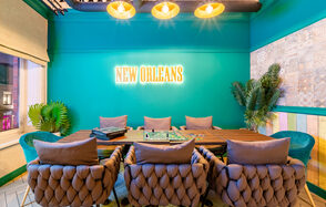 Лофт-зал с неоновой вывеской