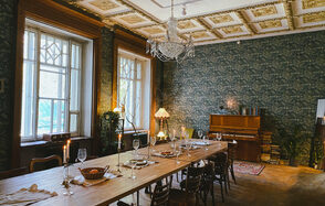 Уютная фотостудия с большими окнами