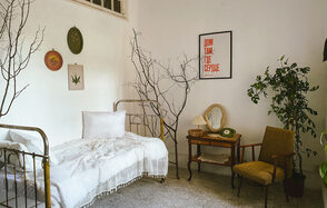 Уютная фотостудия с большими окнами