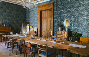 Уютная фотостудия с большими окнами