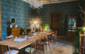 Уютная фотостудия с большими окнами