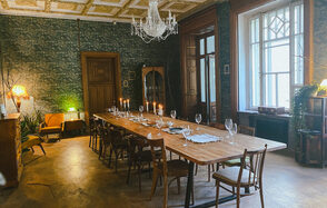 Уютная фотостудия с большими окнами