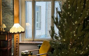 Уютная фотостудия с большими окнами