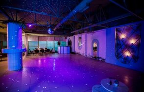 Просторный белый лофт с высокими потолками