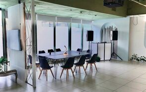 Просторный белый лофт с высокими потолками