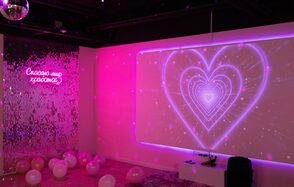 Розовый лофт-зал для вечеринок