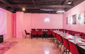 Розовый лофт-зал для вечеринок