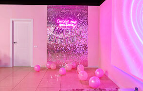 Розовый лофт-зал для вечеринок