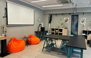 Уютный лофт-зал при кофейне