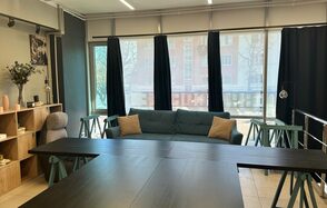 Уютный лофт-зал при кофейне