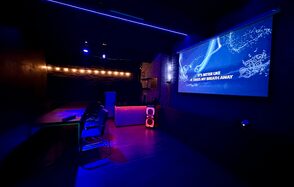 Неоновый лофт-зал с большим экраном