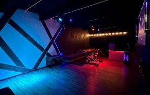 Неоновый лофт-зал с большим экраном