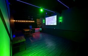 Неоновый лофт-зал с большим экраном