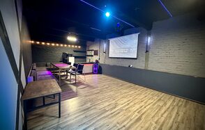 Неоновый лофт-зал с большим экраном