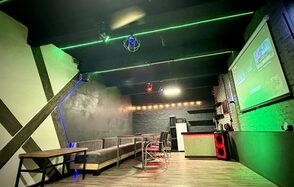 Неоновый лофт-зал с большим экраном