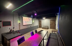 Неоновый лофт-зал с большим экраном