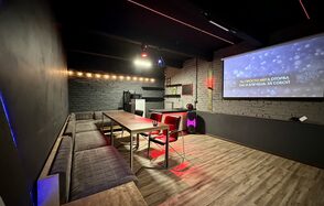 Неоновый лофт-зал с большим экраном